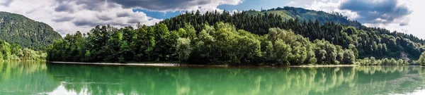 奥地利阿尔卑斯山区的绿河 — 图库照片