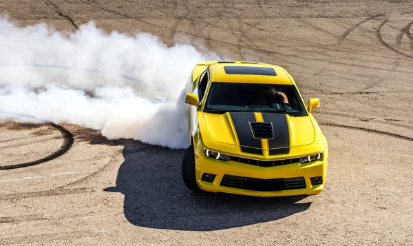 Luxo carro esporte amarelo — Fotografia de Stock