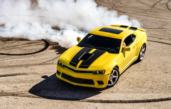 Luxo carro esporte amarelo — Fotografia de Stock