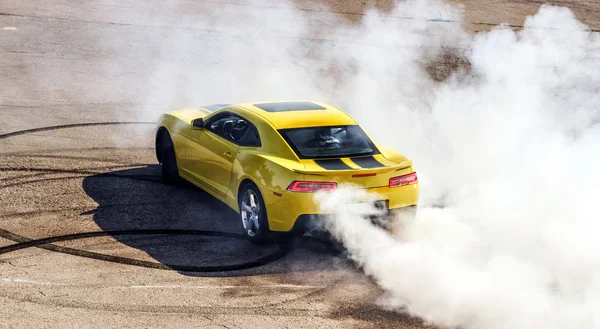 Luxo carro esporte amarelo — Fotografia de Stock