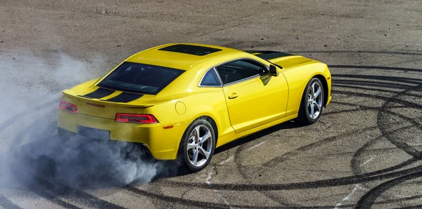 Luxo carro esporte amarelo — Fotografia de Stock