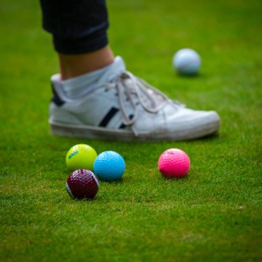 Yeşil çimlerin üzerinde çok renkli golf topları. Golf Kulübü. Spor ve eğlence sektörü. Yaz.