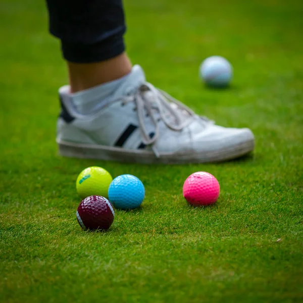 Többszínű Golflabdák Zöld Füvön Golf Klub Sport Rekreáció Nyár — Stock Fotó