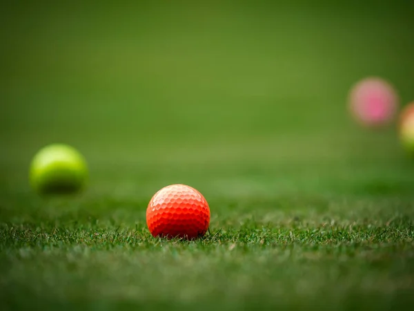 Flerfärgade Golfbollar Grönt Gräs Golfklubben Sport Och Rekreation Sommar — Stockfoto
