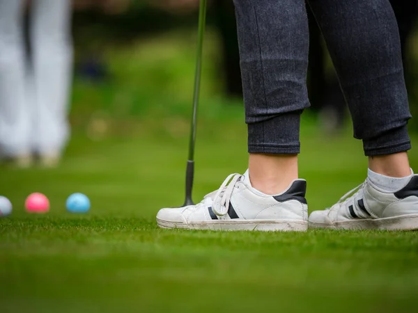 Yeşil Çimlerin Üzerinde Çok Renkli Golf Topları Golf Kulübü Spor — Stok fotoğraf