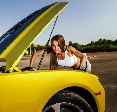 lüks glamour girl ve sarı spor araba