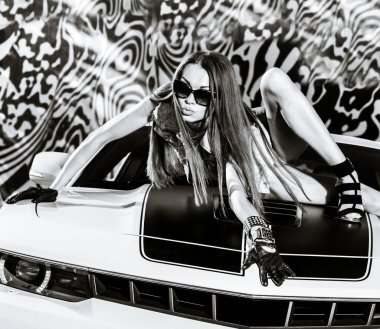 lüks glamour girl ve sarı spor araba