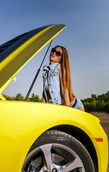 Luxo glamour menina e carro esporte amarelo — Fotografia de Stock