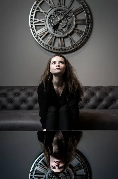 Fata Timpul Frumoasă Fată Tânără Care Pozează Fundalul Unui Ceas — Fotografie, imagine de stoc