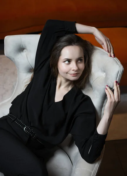 Beautiful Young Girl Posing Chic White Armchair — Stockfoto