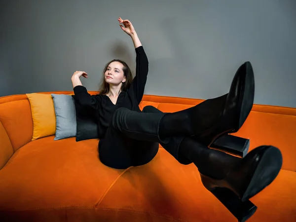 Beautiful Young Girl Posing Beautiful Bright Orange Sofa — Stock Photo, Image