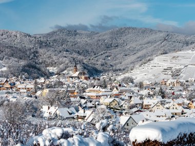 Kış Masalı. Alsace 'ın karla kaplı, temiz, aydınlık manzarası. Fransa.