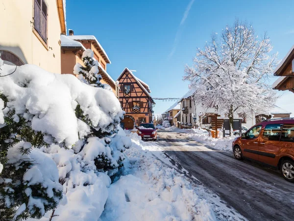 Zonnige Winterdag Met Sneeuw Bedekte Daken Van Huizen Dorp Elzas — Stockfoto