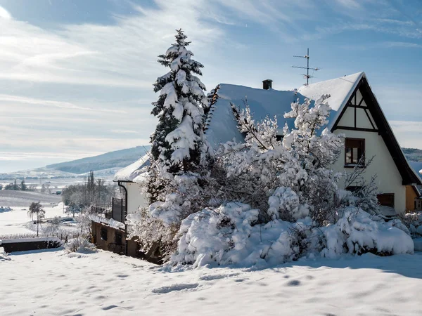 Güneşli Kış Günü Karla Kaplı Evlerin Çatıları Alsace Deki Köy — Stok fotoğraf