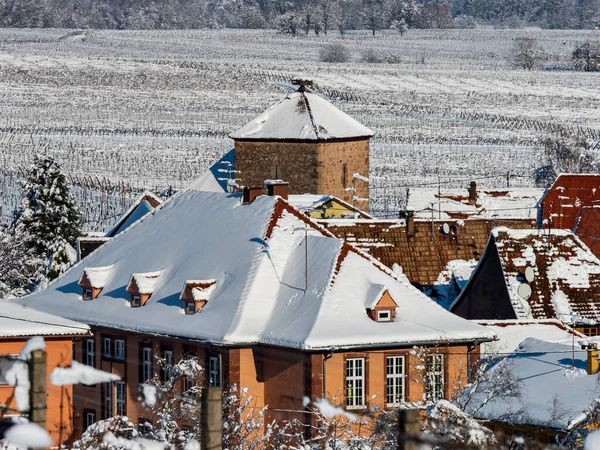 雪の下に古いアルザスの町 大聖堂の鐘楼と中世の家の屋根 フランス — ストック写真