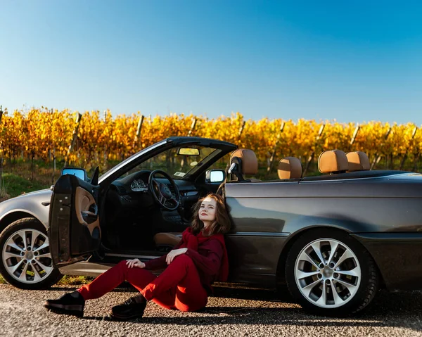 Beautiful Girl Car Broken Field Retro Convertible Open Hood — Stock Photo, Image