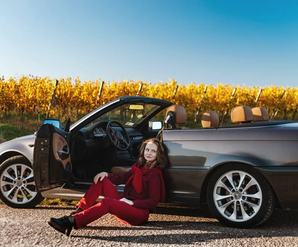Beautiful Girl Car Broken Field Retro Convertible Open Hood — Fotografia de Stock