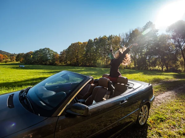 Beautiful Girl Posing Convertible Retro Car Beauty Bright Autumn Sun — Stockfoto