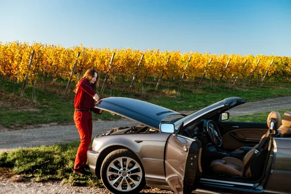 Beautiful Girl Car Broken Field Retro Convertible Open Hood — Stockfoto