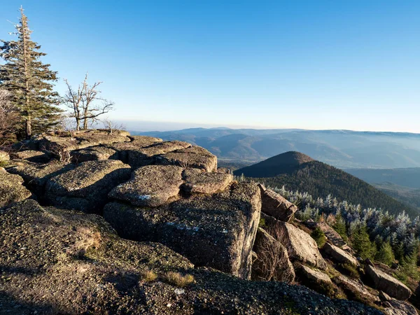 İlk kış soğuğu. Vosges dağlarının tepelerinde ağaçlar kırağı ile kaplıdır. Beyaz kar ve mavi gökyüzü. Dağların siluetlerinin panoramik görüntüsü.