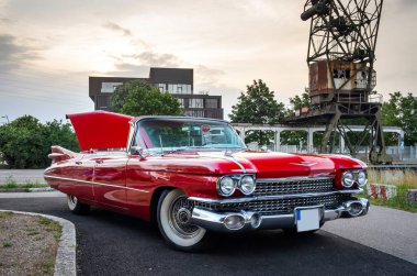 Yaşlı kırmızı Cadillac. Fransa.