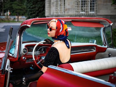Yaşlı kırmızı bir Cadillac ve güzel bir genç kız. Fransa.