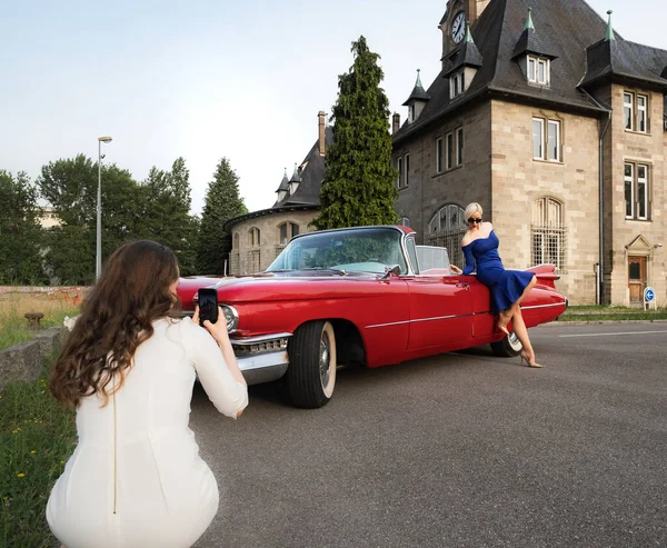 Girls Take Pictures Each Other Red Retro Car France — Fotografie, imagine de stoc