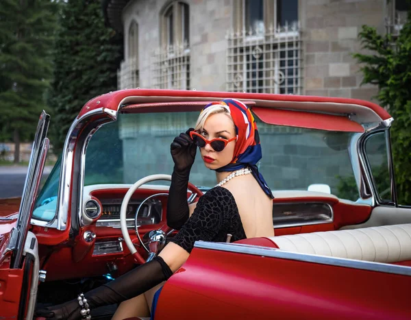 Yaşlı Kırmızı Bir Cadillac Güzel Bir Genç Kız Fransa — Stok fotoğraf