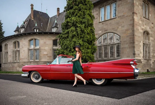 Antiguo Cadillac Rojo Una Hermosa Joven Francia — Foto de Stock