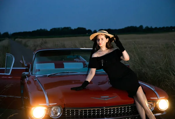 Güzel Bir Kız Üstü Açık Kırmızı Bir Cadillac Kaputunda Poz — Stok fotoğraf