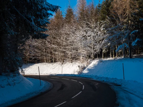 Road Winter Snowy Forest Mountains Vosges Sunny Day — Fotografia de Stock