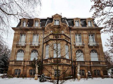 Güzel kapıları karla kaplı eski bir malikane. Strasbourg