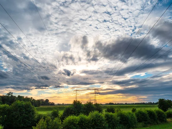 Linee Elettriche Retrocedono Lontananza Sullo Sfondo Colorato Cielo Tramonto Francia — Foto Stock