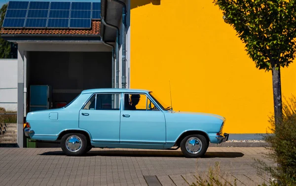 Voiture Rétro Bleu Ciel Contre Mur Jaune Vif Contraste Des — Photo