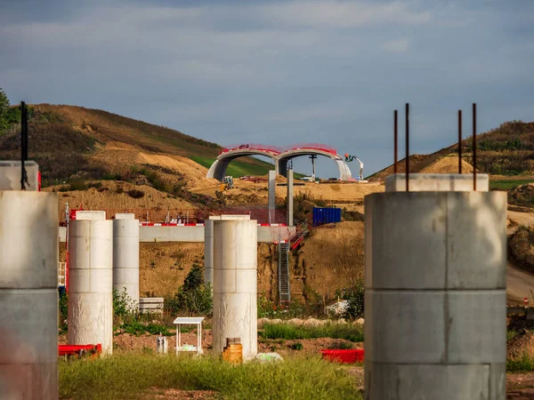 Construcción Una Nueva Autopista Soportes Puente Nuevo Roadbed Día Soleado —  Fotos de Stock