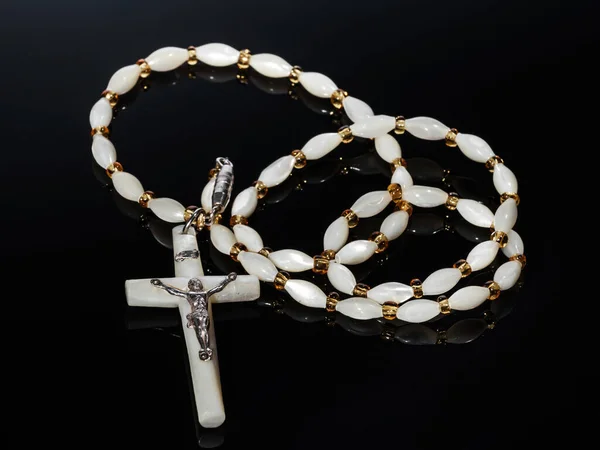 銀と真珠の母からなるカトリックの十字架 アンティークジュエリー 黒の背景 — ストック写真
