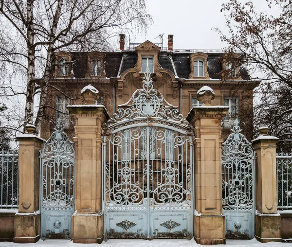 Staré Panství Krásnými Branami Pokryto Sněhem Štrasburk — Stock fotografie