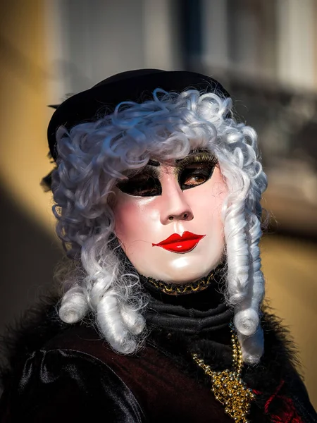 編集部 2022年3月5日 フランス ロシーム ヴェネツィアカーニバル 通りを歩きながら撮影された最も美しいマスク — ストック写真
