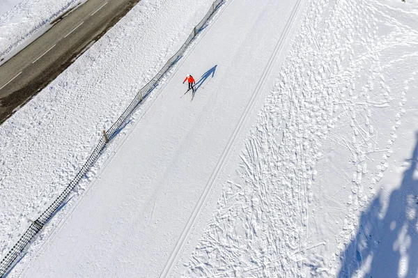 Skier Running Track Snow White Field Drone View — Fotografia de Stock