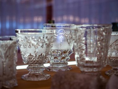 Şaşırtıcı derecede güzel kristal ürünler. Vazolar, şarap kadehleri ve dekoratif cam eşyalar. Alsace. Fransa.