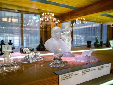 Şaşırtıcı derecede güzel kristal ürünler. Vazolar, şarap kadehleri ve dekoratif cam eşyalar. Alsace. Fransa.