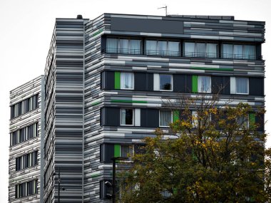 Strasbourg 'da yeni, modern, yüksek katlı evler. Fransa