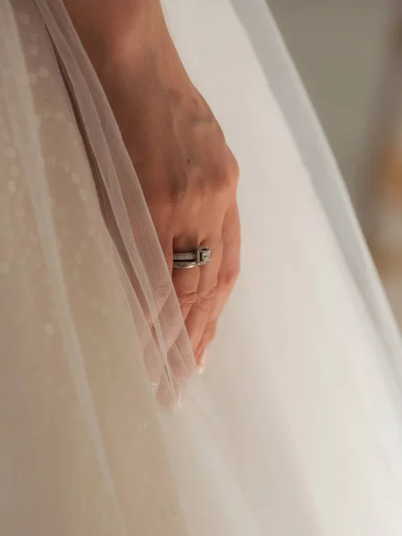 Detalhes Delicados Celebração Casamento Recém Casados Dão Mãos Flores Decoração — Fotografia de Stock