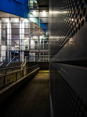 Strasbourg 'un aydınlatılmış yeni güzel binalarının gece fotoğrafları. Fransa