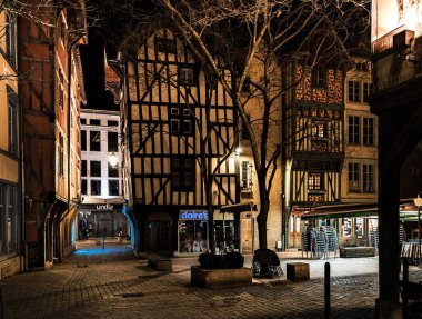 Eski Fransız şehri Troyes 'in gece manzarası. Fransa 'nın eski, sıcacık bir kasabası.