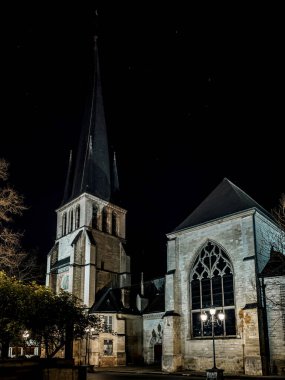Eski Fransız şehri Troyes 'in gece manzarası. Fransa 'nın eski, sıcacık bir kasabası.