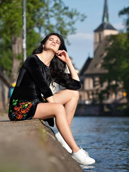 Beautiful Girl Ukraine Sits Banks Ile River Strasbourg Basking Sun — Foto de Stock
