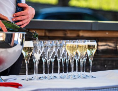 Düğün süslemeleri. Güneşli bir yaz terasında dekore edilmiş masalar.