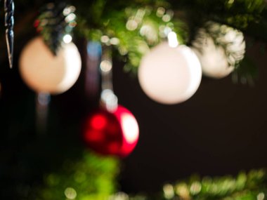 Noel ağacı topları. Güzel Bokeh. Şenlik havası. Yeni Yıl.