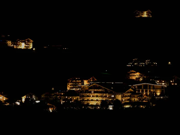 Les Lumières Des Hôtels Sur Une Pente Des Alpes Autriche — Photo